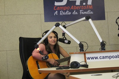 Destaque paranaense do sertanejo Eduarda Barbosa, esteve visitando a Campo Aberto FM